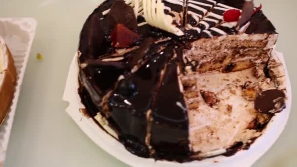 Dos pasteles cortados en trozos de porción — Vídeos de Stock