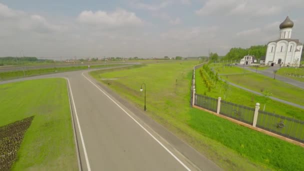 Edifice di chiesa a giorno soleggiato di primavera — Video Stock