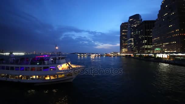 Embarcações perto de arranha-céus da cidade à noite — Vídeo de Stock