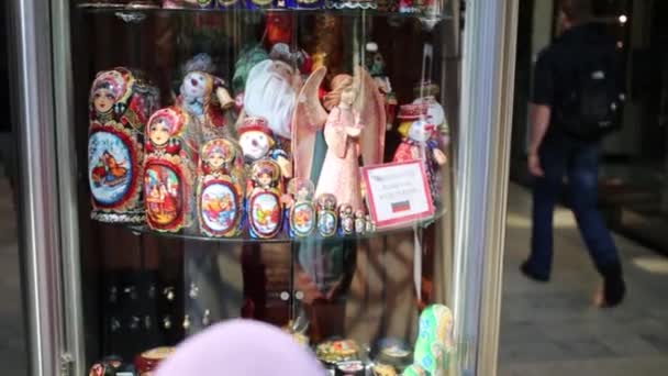 Hand paints russian dolls in Boston — Stock Video