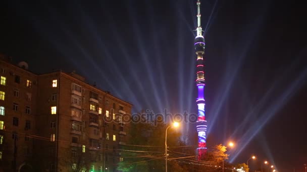 Останкинская телебашня с освещением на фестивальном круге света — стоковое видео