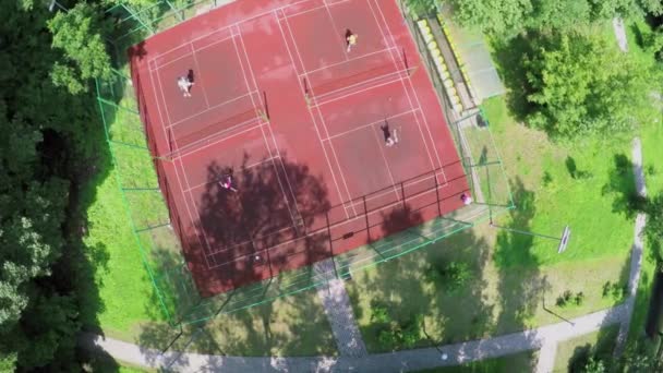 Barn spela badminton med sina föräldrar på lekplats — Stockvideo