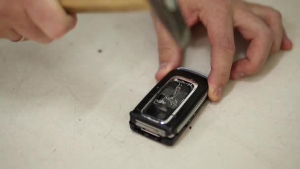 Les mains masculines détruisent le téléphone mobile — Video