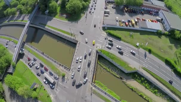 Trafic de transport sur remblai et pont au-dessus de la rivière Yauza 