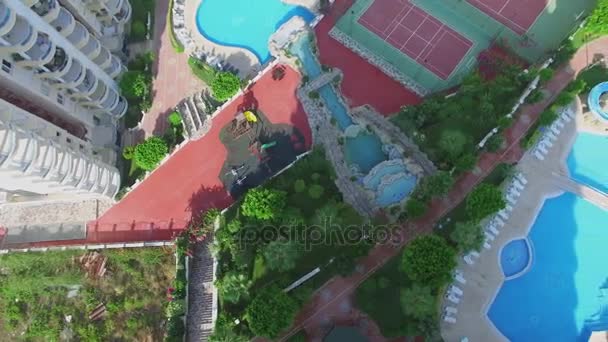 Bazény a tenisové kurty v letním dni — Stock video