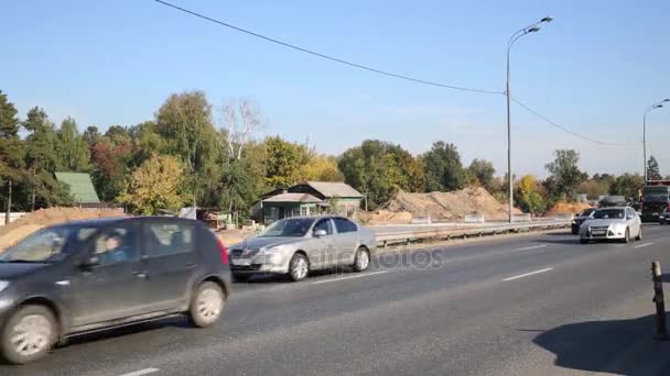 Auto's verplaatsen op asfaltweg in Rusland — Stockvideo