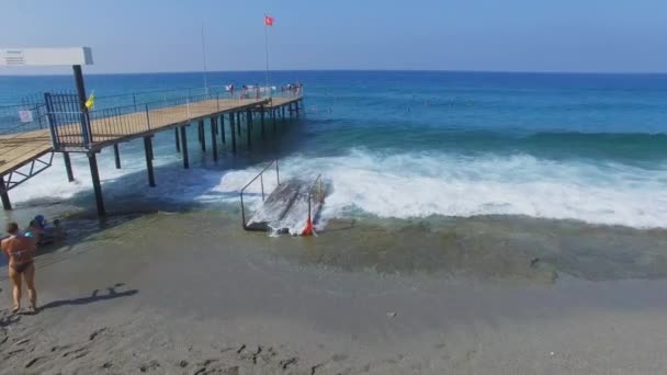 As pessoas se divertem no mar e cais — Vídeo de Stock