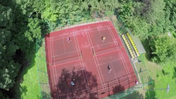 Ouders met kinderen spelen badminton op speelplaats — Stockvideo