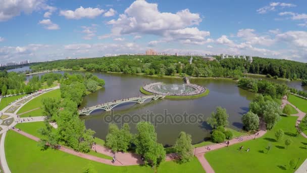 Cityscape Tsaritsino Bölge Parkı'nda yaz ile — Stok video