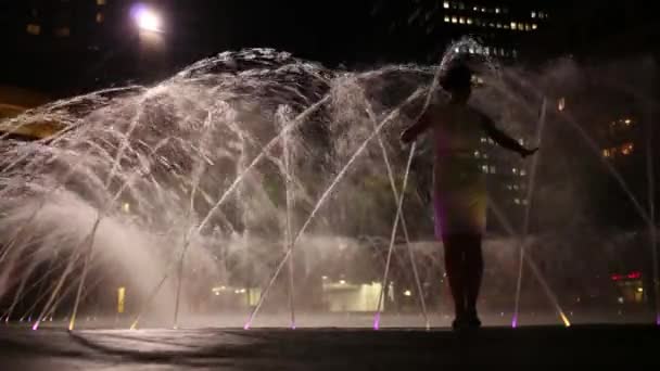 Frau berührt Brunnenwasser — Stockvideo