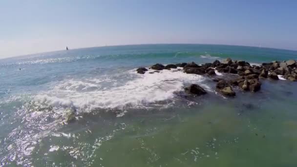 Okyanusta gemide sörfçü rides — Stok video
