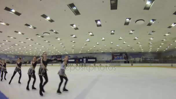 Schaatsers voeren gesynchroniseerde dans op ijs — Stockvideo