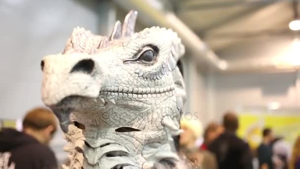 Persona in costume con una testa di drago a Everycon — Video Stock