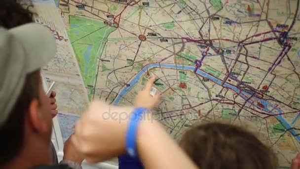 Місцева мешканка і діти дивитися на карту на Нью-Йорк — стокове відео
