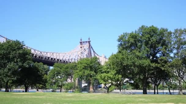 Мост Куинсборо, Ист-Ривер в Нью-Йорке — стоковое видео