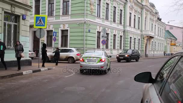 Araba sokakları kesişme noktalarında — Stok video