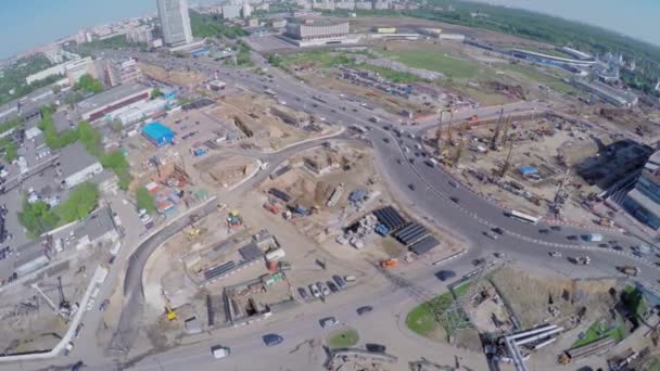 Tráfego urbano perto do estaleiro de construção do túnel MKZD Nordeste — Vídeo de Stock