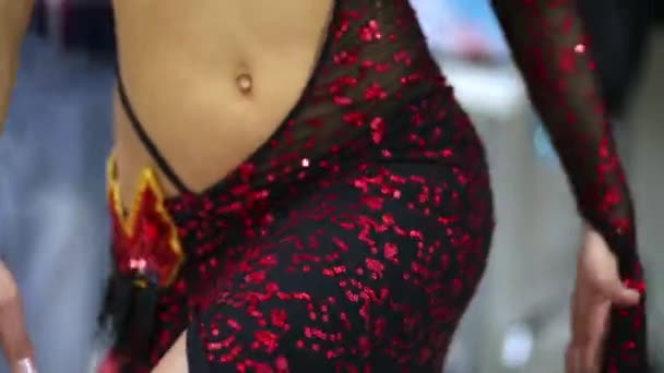 Танцовщица традиционного испанского фламенко, готовится к выступлению — стоковое видео