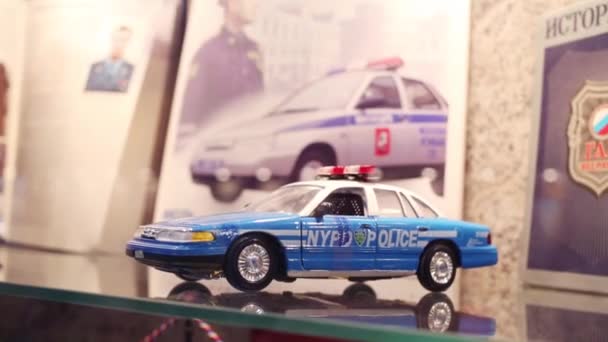 Miniatur eines Polizeiautos im Museum in der Polizei — Stockvideo