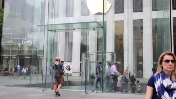 People near Apple store in New York City — Stock Video