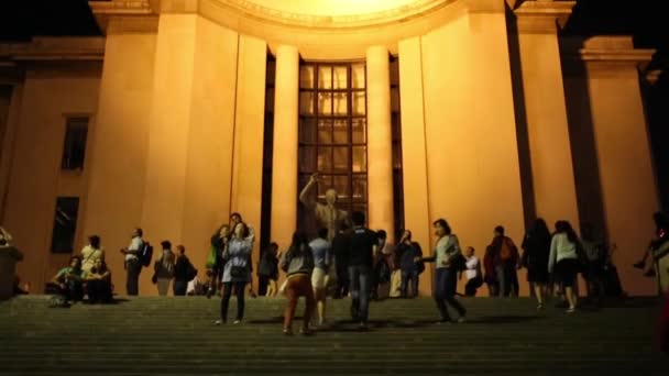 Памятник Парижу возле Эйфелевой башни ночью — стоковое видео