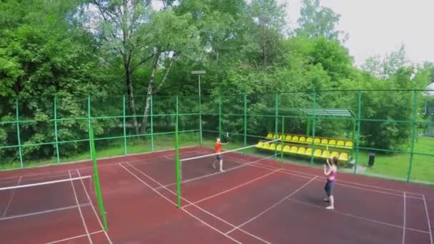 Menino joga badminton com sua mãe — Vídeo de Stock