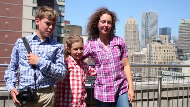 Mãe com filhos no terraço do Empire State Building — Vídeo de Stock