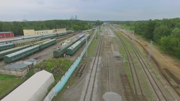 Поезда для сбора денег возле железнодорожных путей — стоковое видео