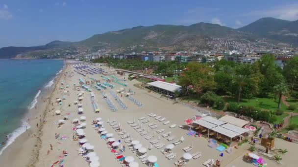 Playa del mar en la ciudad cerca de la montaña — Vídeo de stock