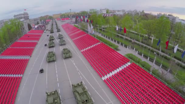 Gepantserde vervoerders en tanks rijden langs de tribunes — Stockvideo