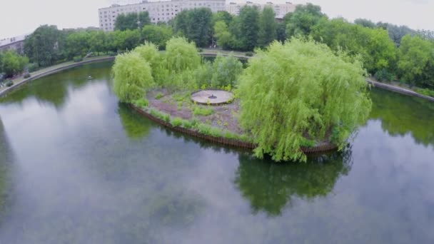 Lagoa Egersky com plantas na ilha e casas — Vídeo de Stock