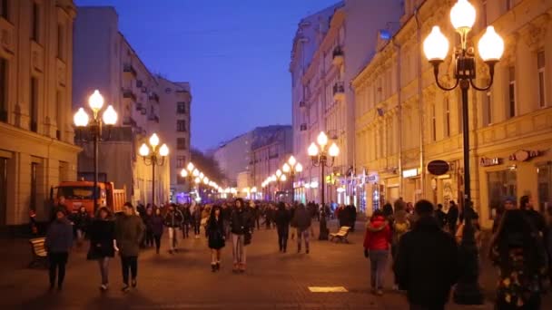 Utländska turister gå på belysta Arbat — Stockvideo