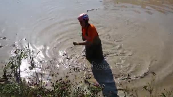 Bestuurder gaat in vuile plas in off-road competitie — Stockvideo