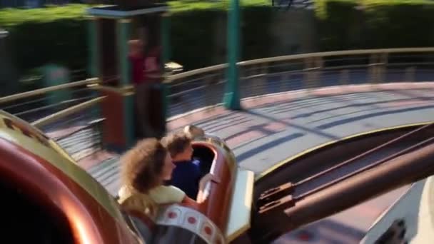 ディズニーランドの Discoveryland で宇宙のカルーセルに乗って — ストック動画