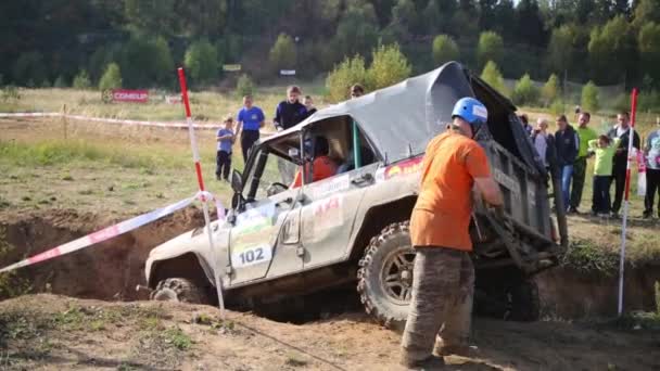 Dirty SUV stuck in ditch in off-road competition — Stock Video
