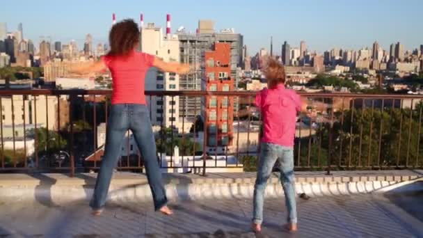 Matka i córka skakać na dachu w Nowym Jorku — Wideo stockowe
