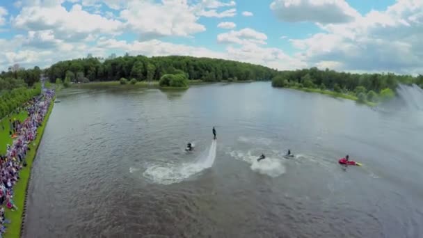 Su elde eğlenceli insanlar — Stok video
