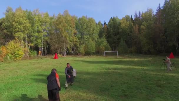 Trainer lehrt Dobermann, Eindringling anzugreifen — Stockvideo