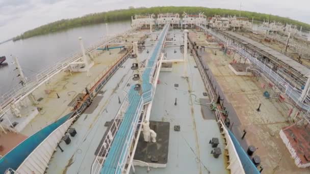 Varios portadores de petróleo en el amarradero en el río Volga — Vídeo de stock