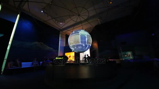 La gente guarda il modello 3D della Terra nel Museo di Storia Naturale — Video Stock