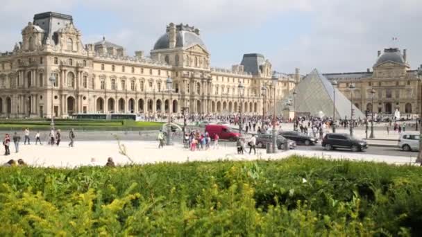 Skleněná pyramida na provoz soudu Napoleona a auto — Stock video