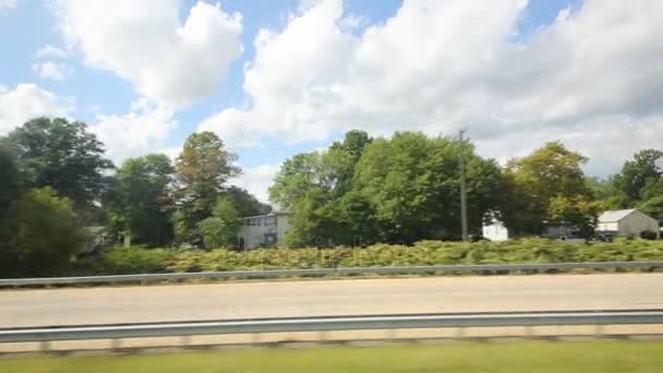 Cars on highway near settlement of cottages — Stock Video