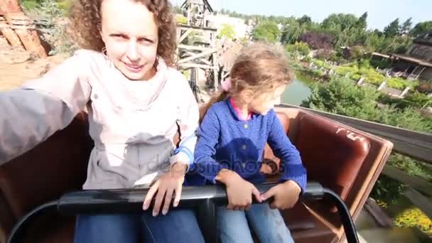 Anne ve kız Disneyland Frontierland roller coaster üzerinde hareket — Stok video