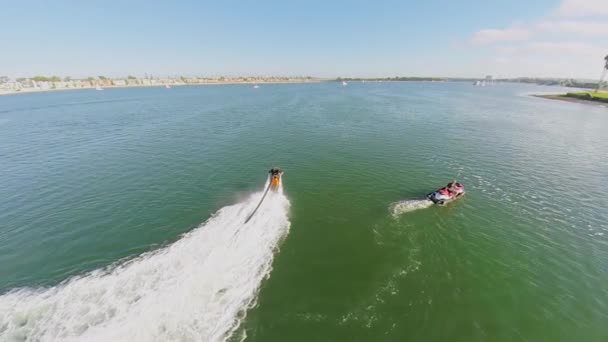 Homem voa em jato de água em Sail Bay — Vídeo de Stock