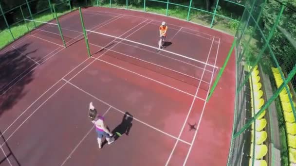 Boy plays badminton with his mother — Stock Video