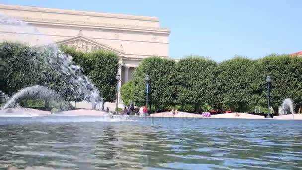 Fonte perto de edifício de Arquivos dos Estados Unidos da América — Vídeo de Stock