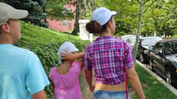 Mère avec deux enfants dans un quartier résidentiel . — Video