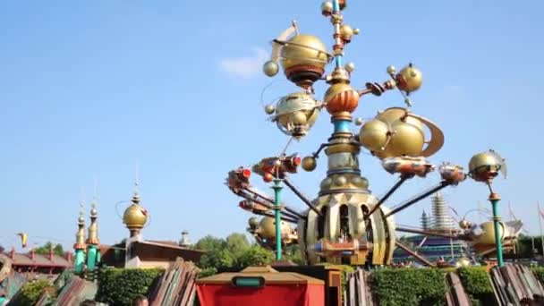 Kosmische carrousel in Disneyland in Parijs — Stockvideo