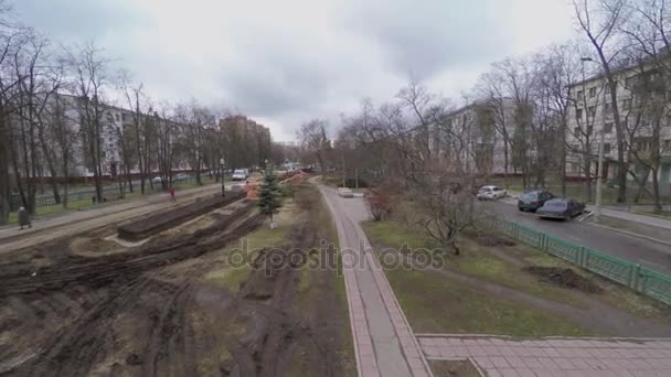 Autos fahren am Boulevard vorbei — Stockvideo