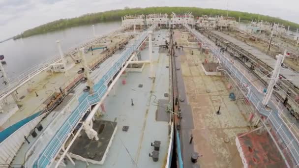 Few oil vessels on moorage in Volga river — Stock Video